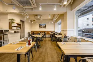 원목과 인더스트리얼이 어우러진 브런치 홀